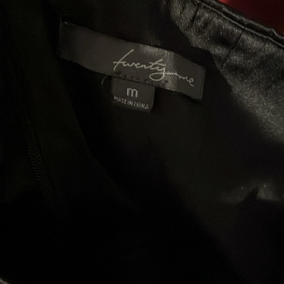 Cute black dress - Picture 3 of 3